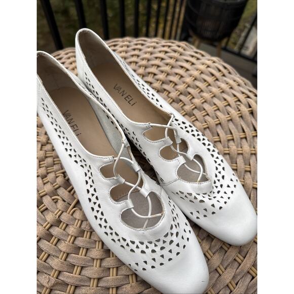 VANELI Slip-on Oxfords Womens 9 SS Narrow White Soft Leather Low Heels Cut Out - Picture 4 of 16